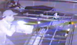 Video: Tên trộm vừa lấy tay hốt vàng, vừa bình tĩnh nghe điện thoại